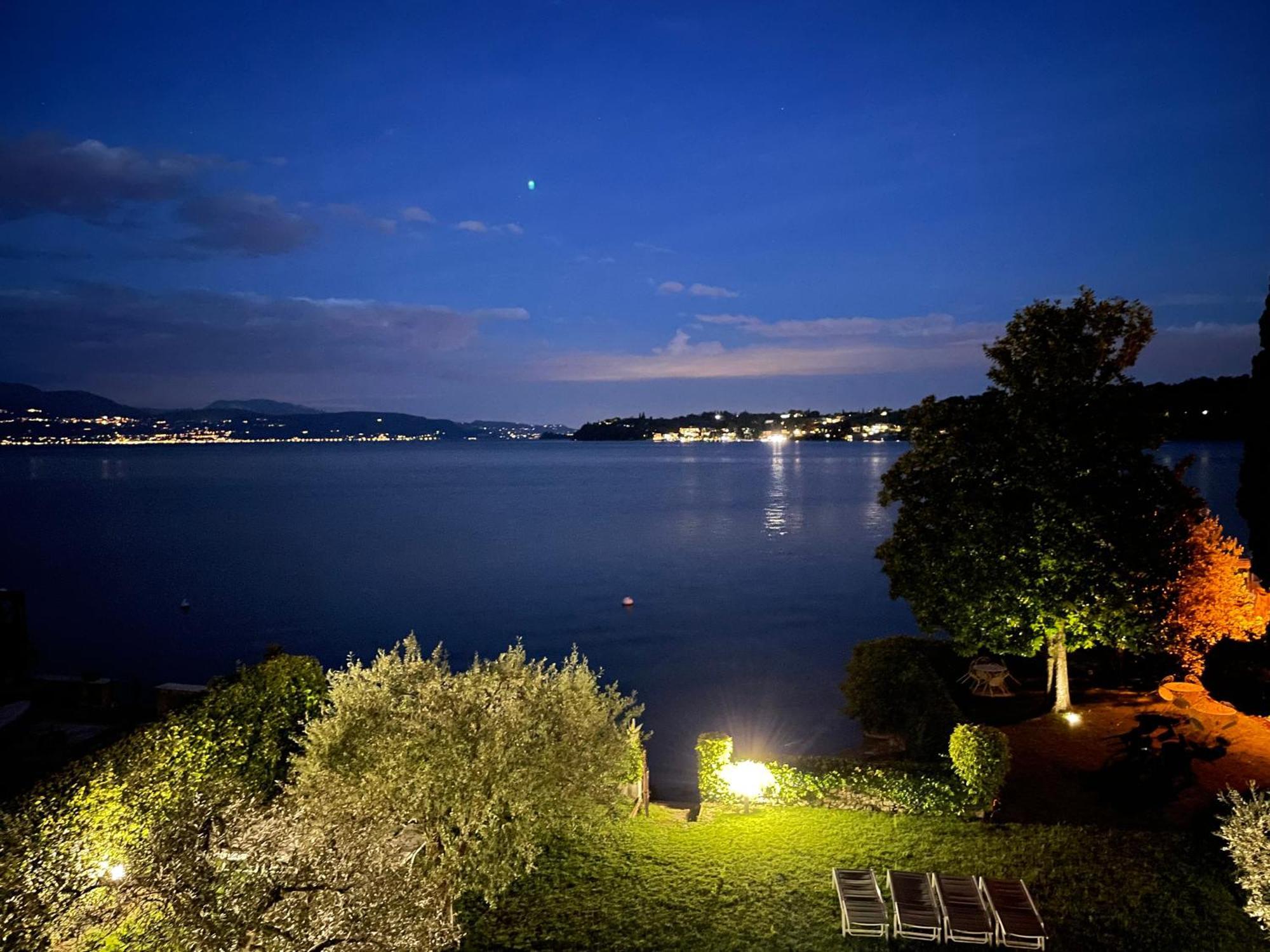 Luxury Lakeside Apartment Right On The Water Salò Exterior foto