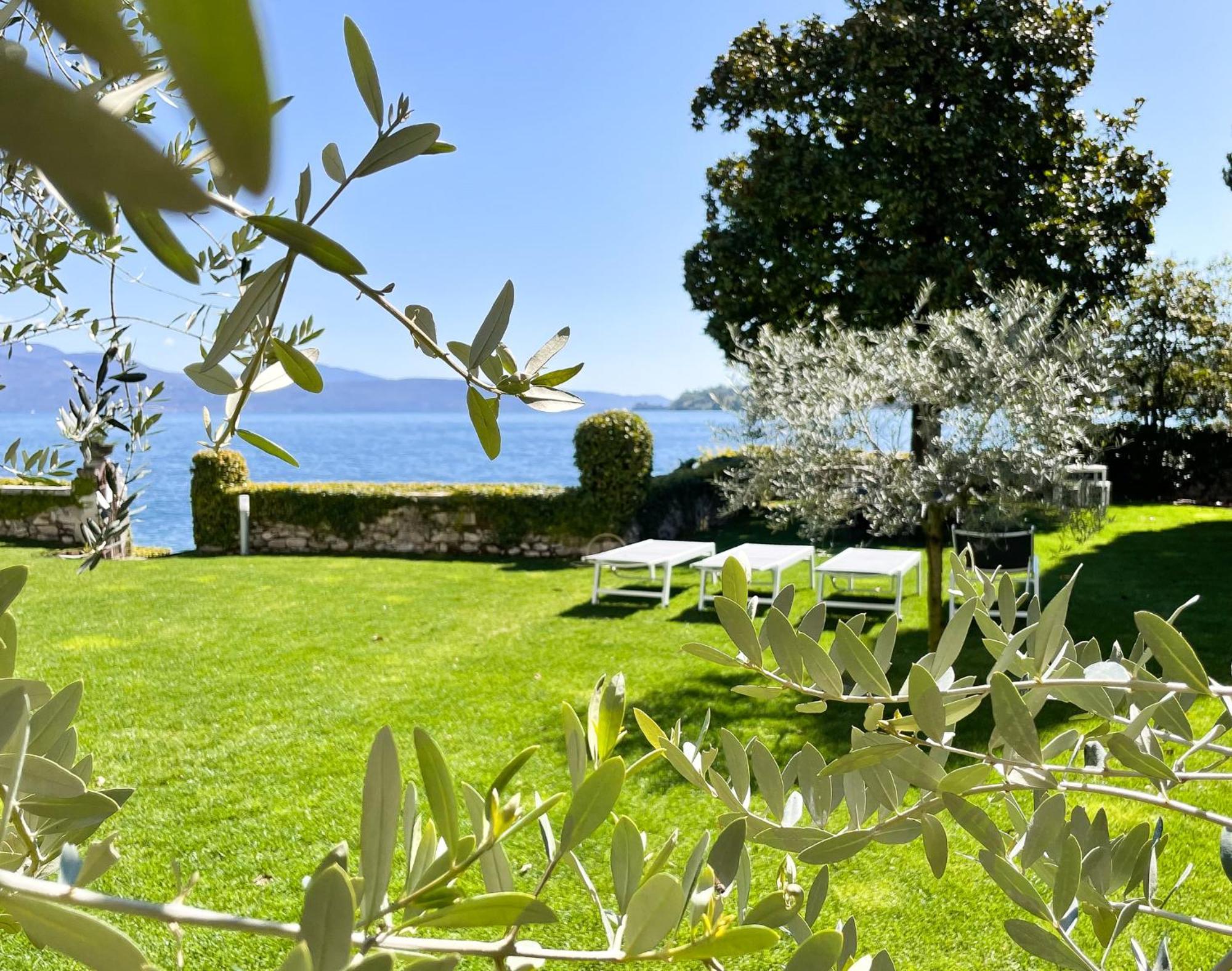 Luxury Lakeside Apartment Right On The Water Salò Exterior foto